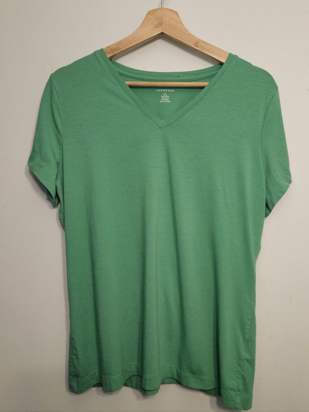 Lands' End Green Fitted V-neck Cotton Blend Tee, Size Large.